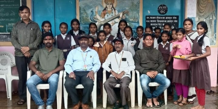 जिल्हा परिषद शाळेमध्ये आजी माजी सैनिकांसोबत विद्यार्थी व शिक्षक वर्ग

